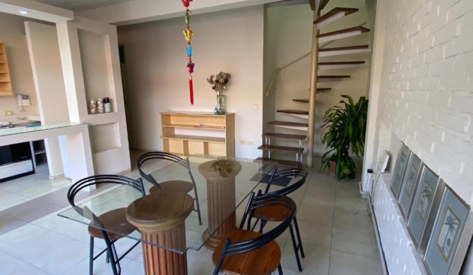 DUPLEX A PASOS DE PLAZA URQUIZA