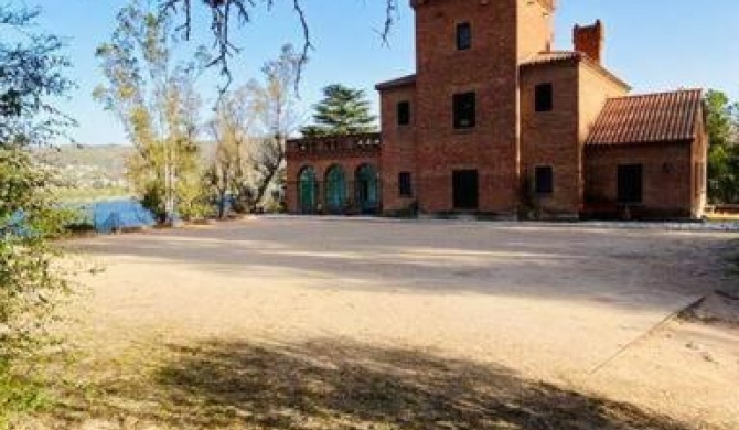 Castillo en Villa del Lago San Roque Villa Carlos Paz exclusivo para familias, no apto para eventos ni invitados extras, preparada para alojar 16 personas en exclusividad, consulte antes de reservar por favor