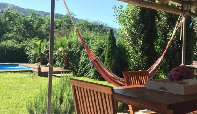 CASA CON HERMOSA VISTA CON PILETA Y PARQUE PRIVADOS