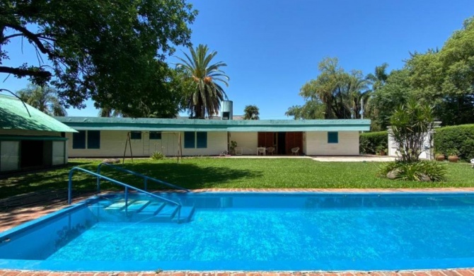 CASA con gran parque y piscina en calle privada