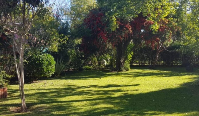 Casona LA FLORIDA con parque y pileta, a una cuadra del río