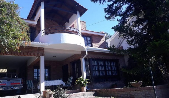 CASA GRAND BOURG CON MAGNÍFICA VISTA Y PILETA