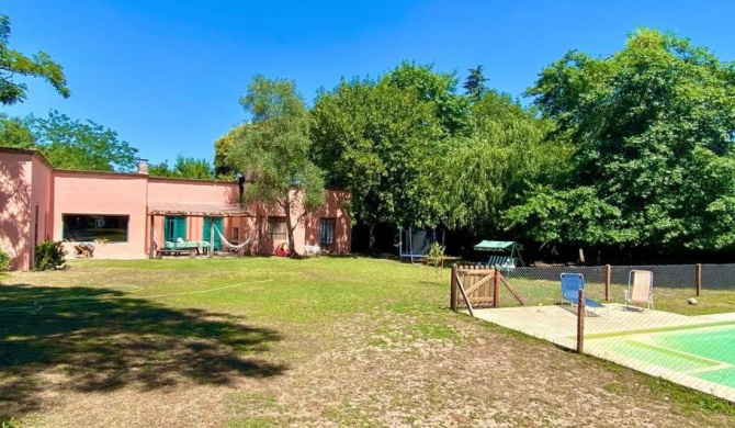 Casa con gran jardín y pileta en el pueblo