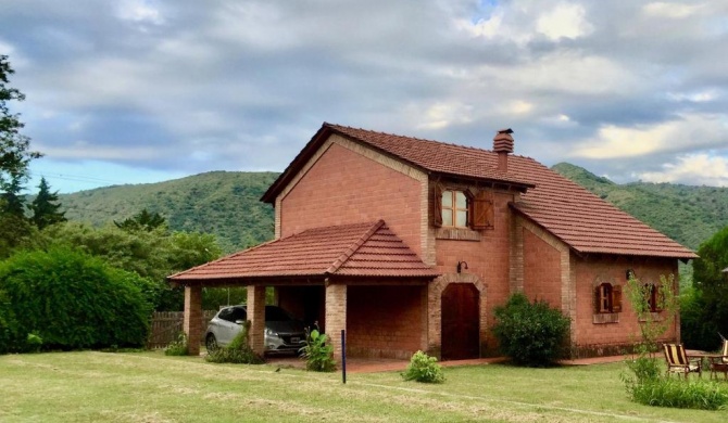 Hermoso Chalet con Pileta y Parque en Carlos Paz