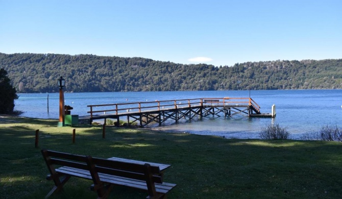 Cabaña con costa de lago