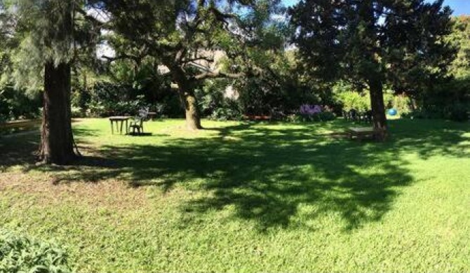 Habitación en casa con gran jardín