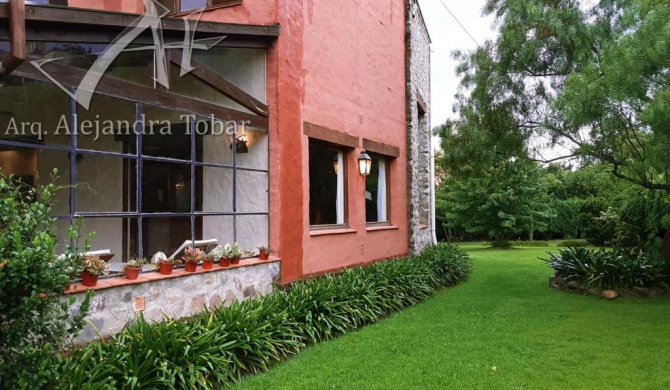 Casa rustica, amplia y luminosa en san lorenzo. Gran jardin y pileta.