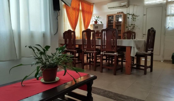 CONFORTABLE CASA CENTRICA EN SAN RAFAEL MENDOZA , hasta 5 Personas , todas las comodidades , cochera privada