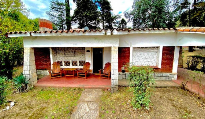 Casona con un gran parque, al pié de la montaña