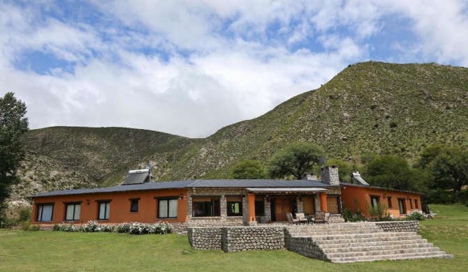 IMPRESIONANTE CASA FRENTE AL RIO