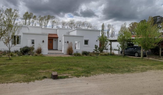 Casa Amplia con Jardín, Galería, Parrilla y Piscina.-